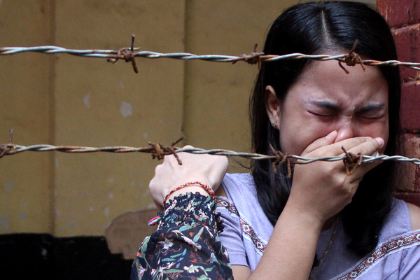 ▲▼《路透社》記者喬索歐（Kyaw Soe Oo）的妻子，得知老公被判入獄後落淚。（圖／路透）