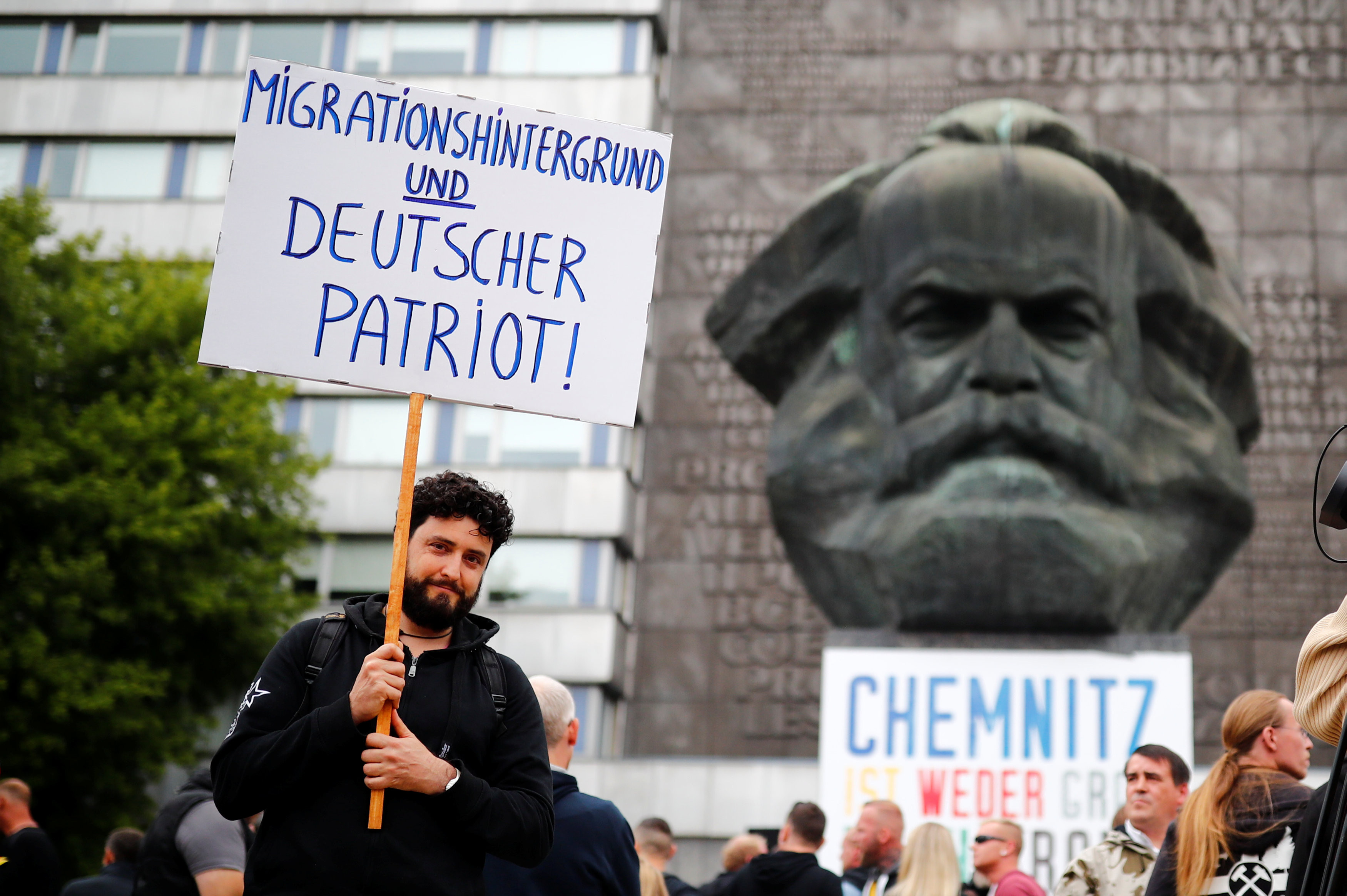 ▲德國薩克森自由邦城市肯尼茲（Chemnitz）極右派抗議移民！千人規模的「右派新納粹」在一星期內蘊釀成萬人抗議事件。（圖／路透社）