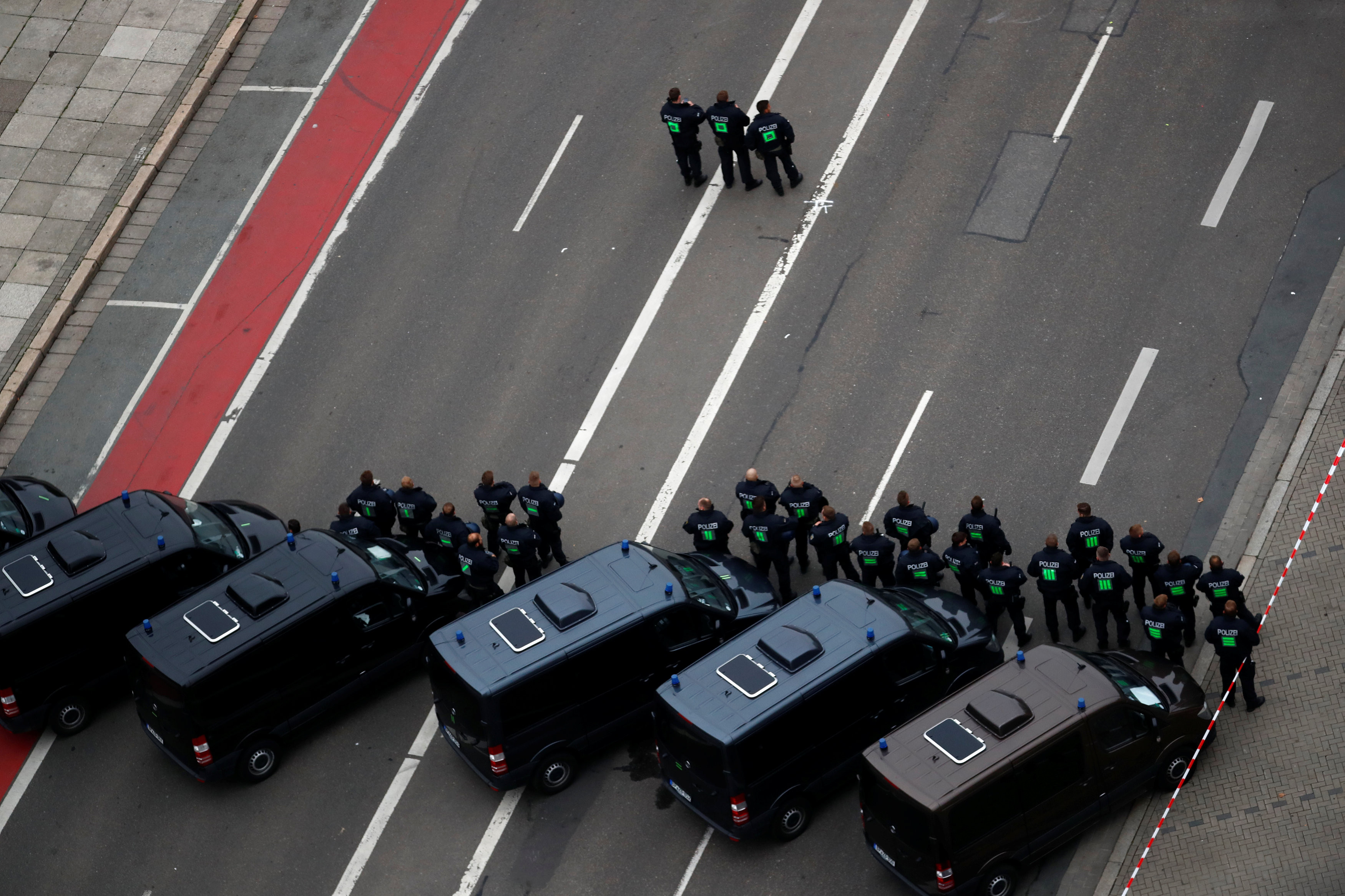 ▲德國薩克森自由邦城市肯尼茲（Chemnitz）極右派抗議移民！千人規模的「右派新納粹」在一星期內蘊釀成萬人抗議事件。（圖／路透社）