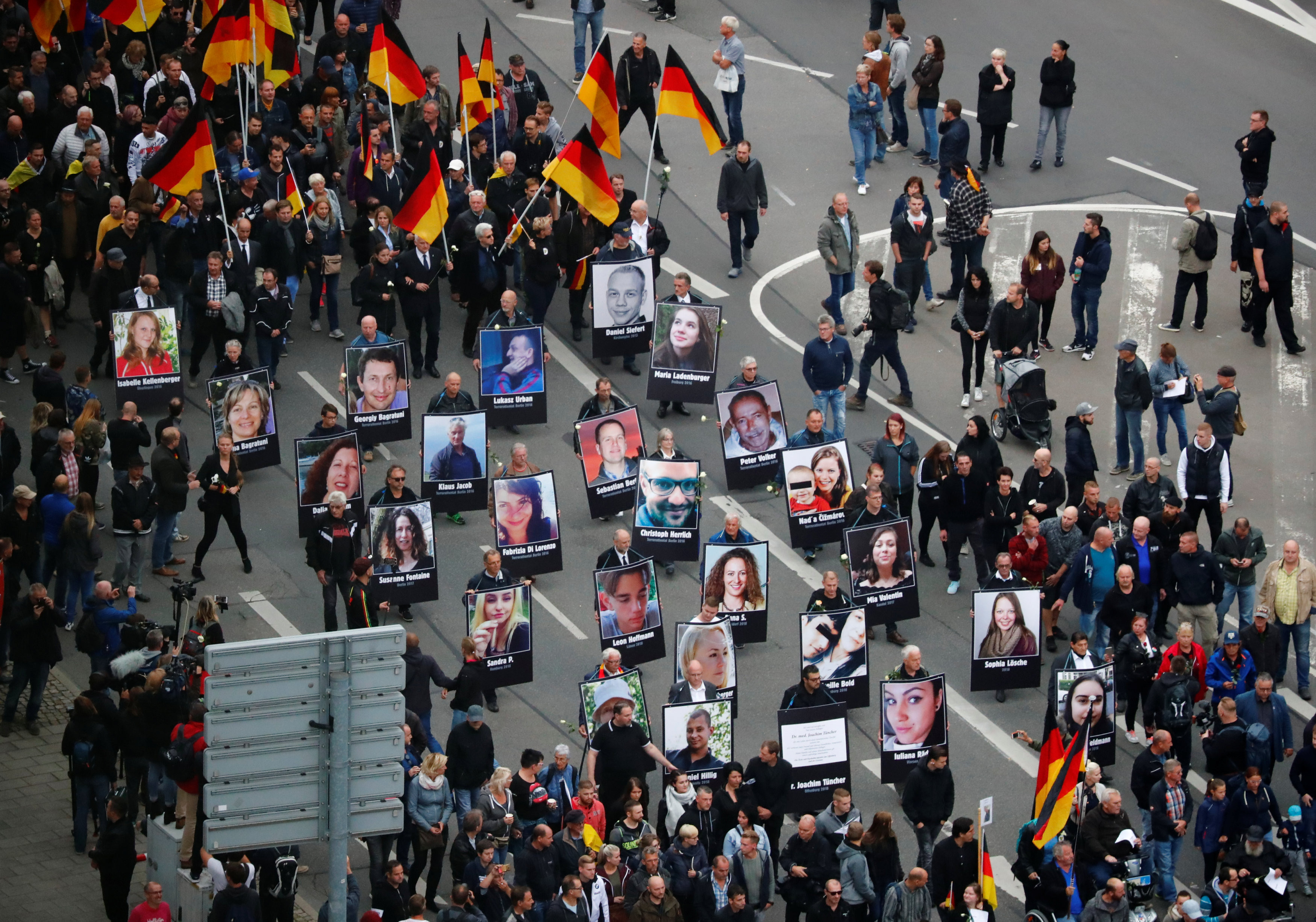 ▲德國薩克森自由邦城市肯尼茲（Chemnitz）極右派抗議移民！千人規模的「右派新納粹」在一星期內蘊釀成萬人抗議事件。（圖／路透社）