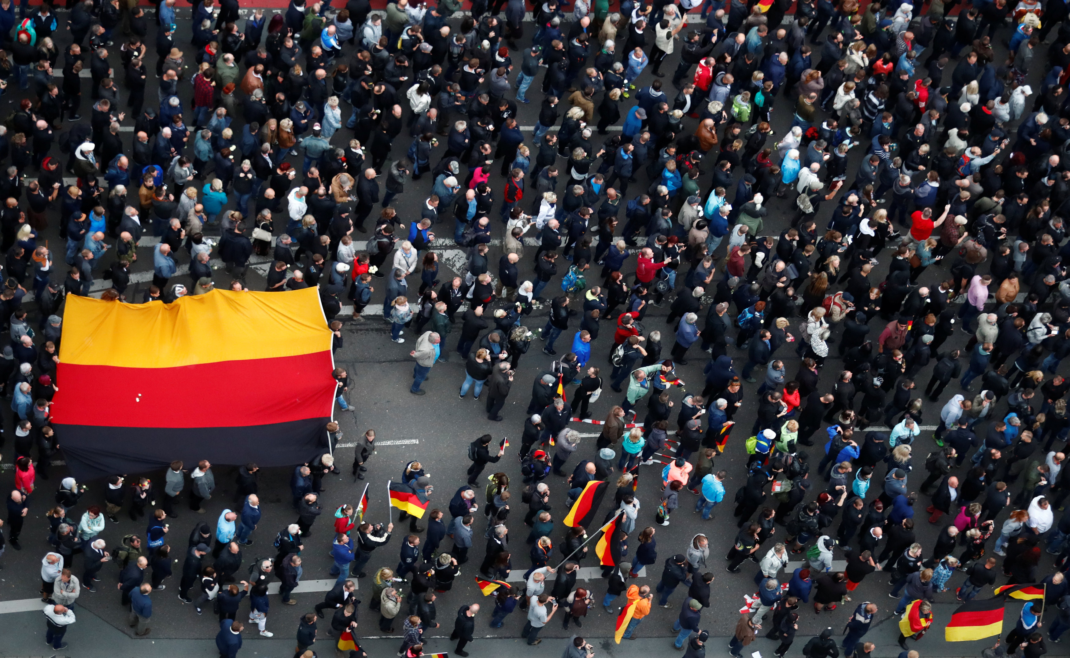 ▲德國薩克森自由邦城市肯尼茲（Chemnitz）極右派抗議移民！千人規模的「右派新納粹」在一星期內蘊釀成萬人抗議事件。（圖／路透社）
