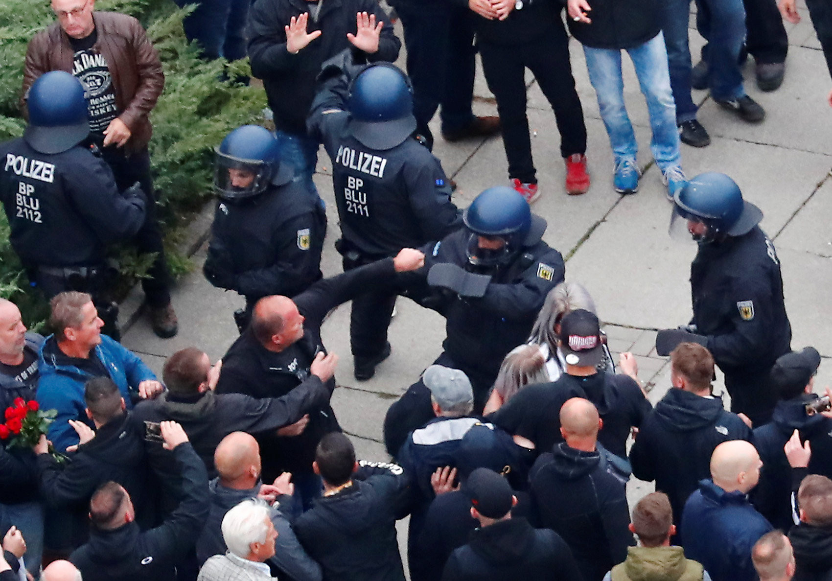 ▲德國薩克森自由邦城市肯尼茲（Chemnitz）極右派抗議移民！千人規模的「右派新納粹」在一星期內蘊釀成萬人抗議事件。（圖／路透社）