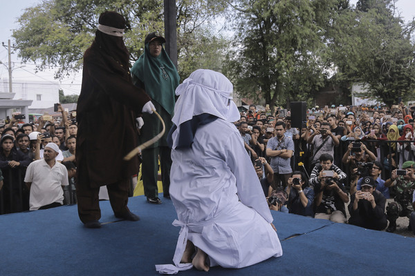 ▲▼印尼女性因違反伊斯蘭教律法，遭到鞭刑處置。（圖／達志影像／美聯社）
