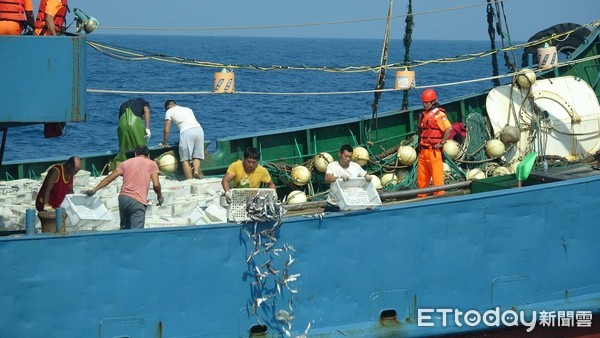 ▲▼ 澎湖海巡隊4日上午發現，一艘陸籍漁船越界捕魚。（圖／記者吳欣晏翻攝）