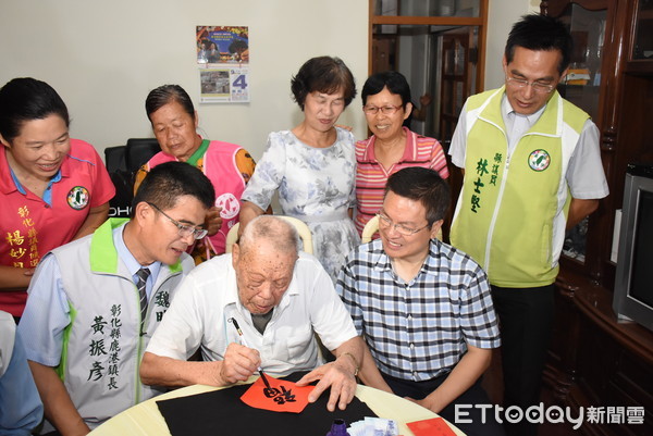 ▲▼鹿港102歲人瑞許朝香，會吟詩作詞又會寫書法，縣長到宅致贈敬老禮金。（圖／記者唐詠絮翻攝）