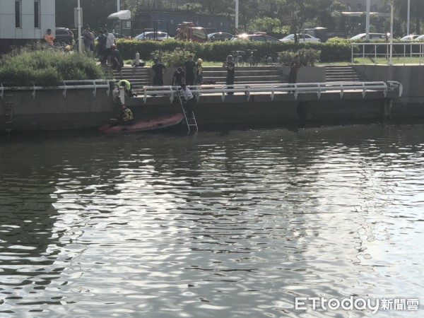 ▲▼高雄前鎮媽祖港橋民眾落水，警義消展開搜尋救援。（圖／記者宋德威攝）