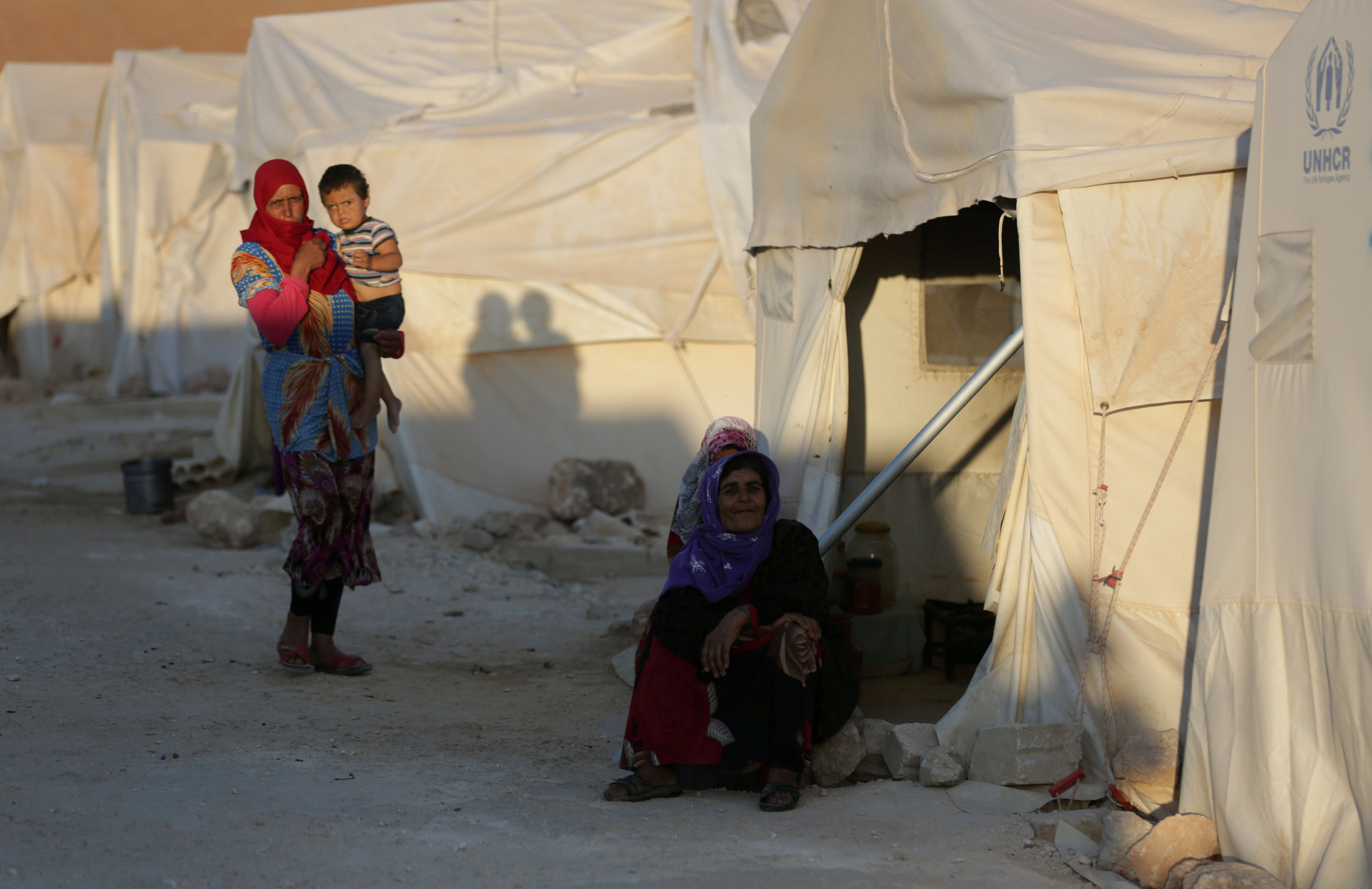 ▲▼ 2018年7月30日，敘利亞伊德利卜省一名流離失所的婦女坐在帳篷外。（圖／路透）
