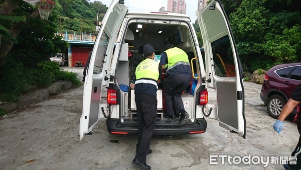 ▲▼男子跳關渡橋，送醫急救仍不治。（圖／記者陳豐德翻攝）