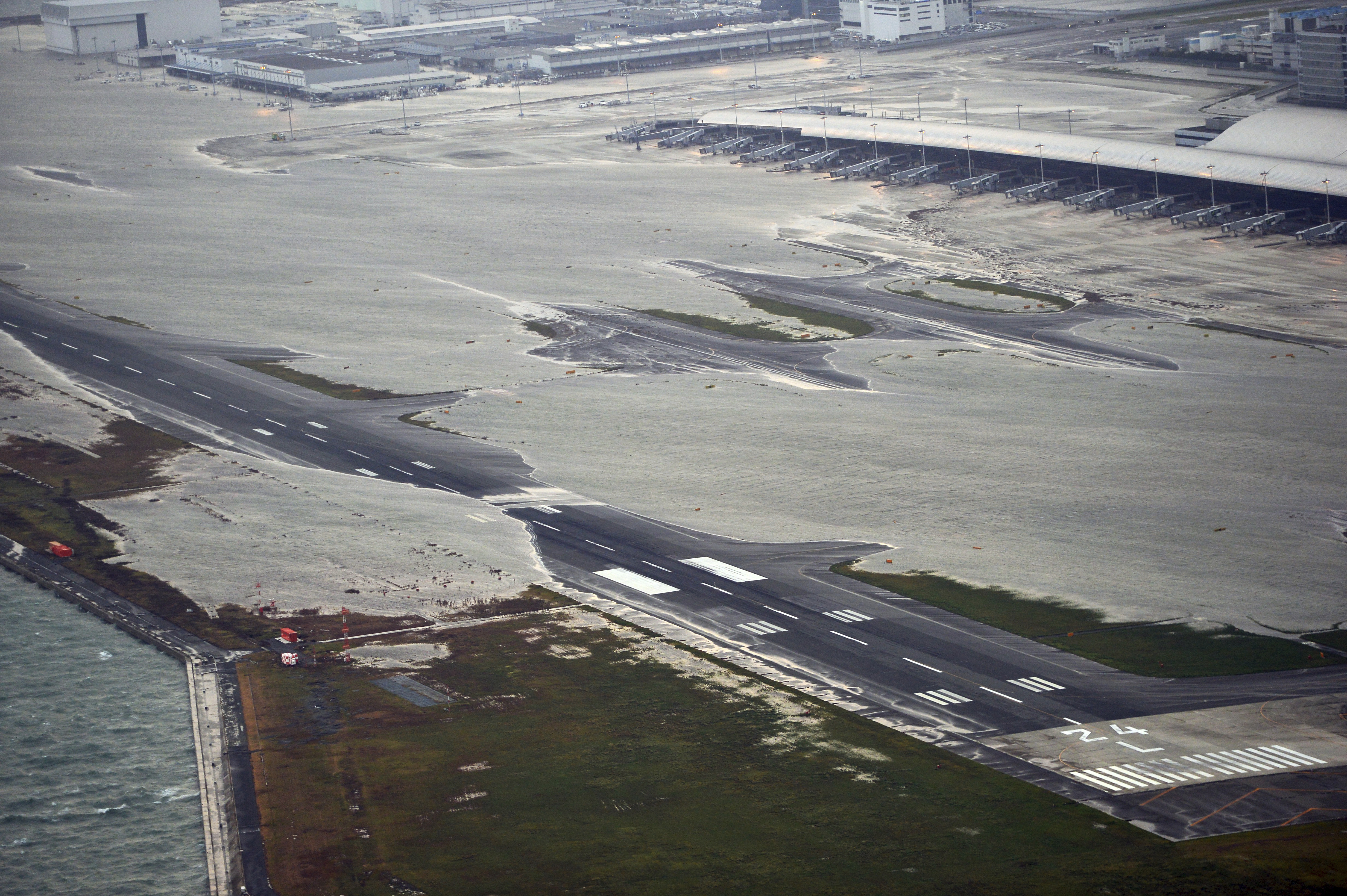 ▲▼25年最強颱風燕子登日，關西機場淹慘暫時封閉。（圖／達志影像／美聯社）