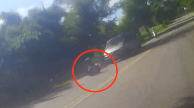 揮手後壓139線過彎！大一生拿駕照1個月後自摔重傷　新車綁大甲媽紅綵。（圖／東森新聞）