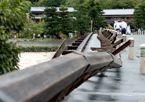 ▲▼京都嵐山渡月橋被吹倒。（圖／翻攝自京都新聞）