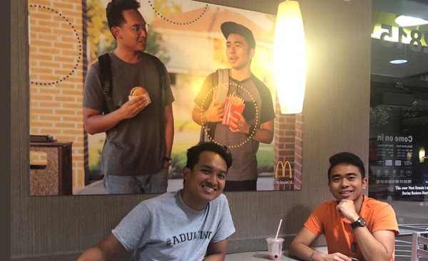 ▲▼菲裔男子馬雷維拉（Jevh Maravilla）發現麥當勞的海報缺乏亞裔族群的面孔，因此他決定與好友托萊多（Christian Toledo）聯手，兩人自己拍攝拿著薯條的照片，再偷偷把海報成品貼在牆上。（圖／翻攝自推特／@Jevholution）