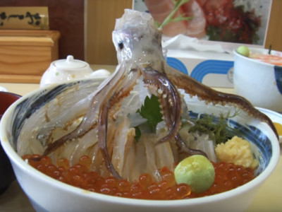 淋上醬油後一秒復活 日本「跳舞魷魚飯」...視覺和味覺的衝擊啊！