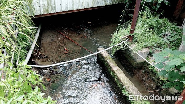 ▲張翁疑久病厭世跳河圳，送醫後仍不治。。（圖／記者陳玉翻攝）