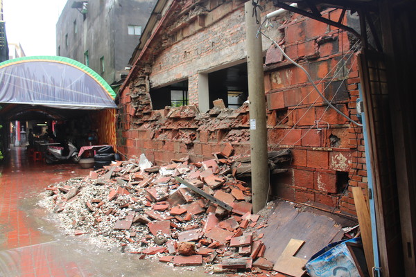 ▲▼麥寮鄉從清朝一間鴉片館遺留下來的一面古牆，在823風雨中傾倒，文史人士向文化處請求協助搶救並保留。（圖／麥仔簝文化協會提供）