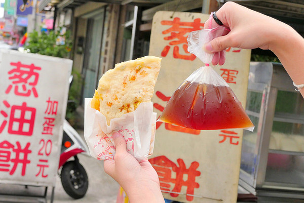 ▲大里成功路無名蔥油餅。（圖／橘子狗愛吃糖）