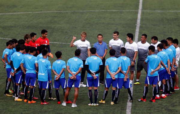 ▲本田圭佑身兼球員和柬埔寨國家隊教練，開始訓練球隊。（圖／路透）