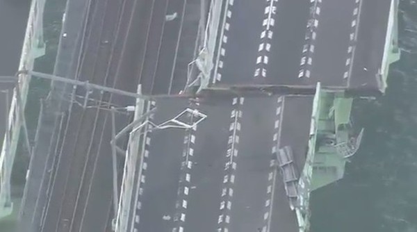 ▲連接關西機場和市區的唯一大橋遭油輪撞擊，造成大橋斷裂。(圖／翻攝自YouTube）