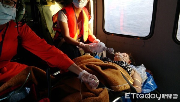▲救援直升機飛航綠島搭載病患，返航至台東豐年機場，將病患交由救護人員轉送至馬偕醫院實施後續治療。（圖／空勤總隊提供，下同）