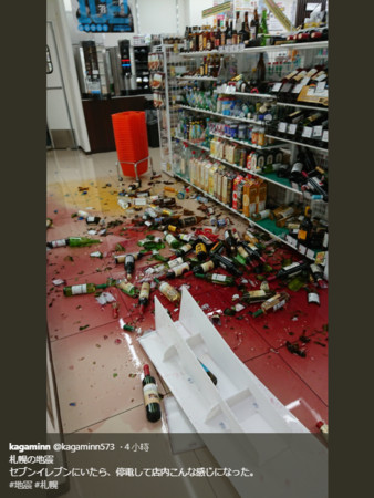 ▲北海道強震，民眾紛紛拍下家中、超商物品散落情形。（圖／翻攝推特、Youtube）