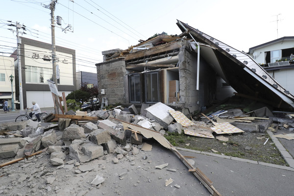 ▲▼北海道地震,安平町房屋倒塌，路面隆起。（圖／達志影像／美聯社）