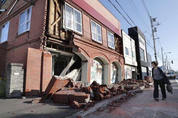 ▲▼北海道地震,安平町房屋倒塌，路面隆起。（圖／路透社）