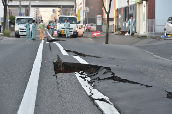 ▲▼北海道地震，札幌地區路面破裂。（圖／達志影像／美聯社）。