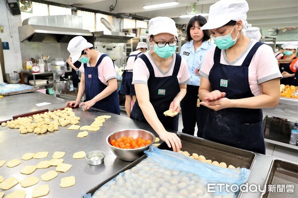 ▲▼高女監是全國首座女子專業監獄，高聳圍牆內，受刑人日夜反思過錯；16名專業烘焙師出類拔萃，以食安為首，用善心把關餐點作業環節，在鐵窗內用雙手捏造出人生新旅程。（圖／記者宋德威攝，下同）