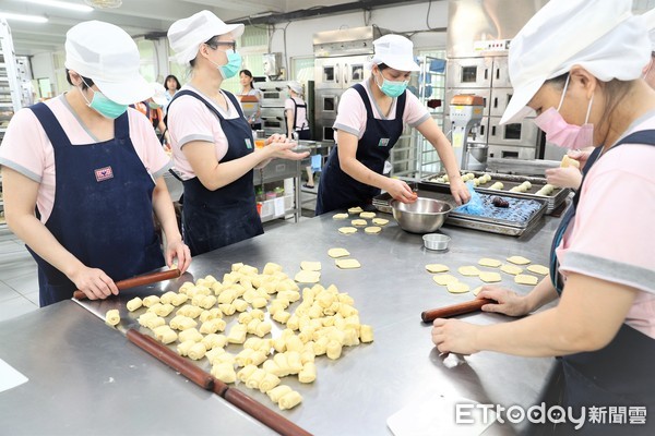 ▲▼高女監是全國首座女子專業監獄，高聳圍牆內，受刑人日夜反思過錯；16名專業烘焙師出類拔萃，以食安為首，用善心把關餐點作業環節，在鐵窗內用雙手捏造出人生新旅程。（圖／記者宋德威攝，下同）