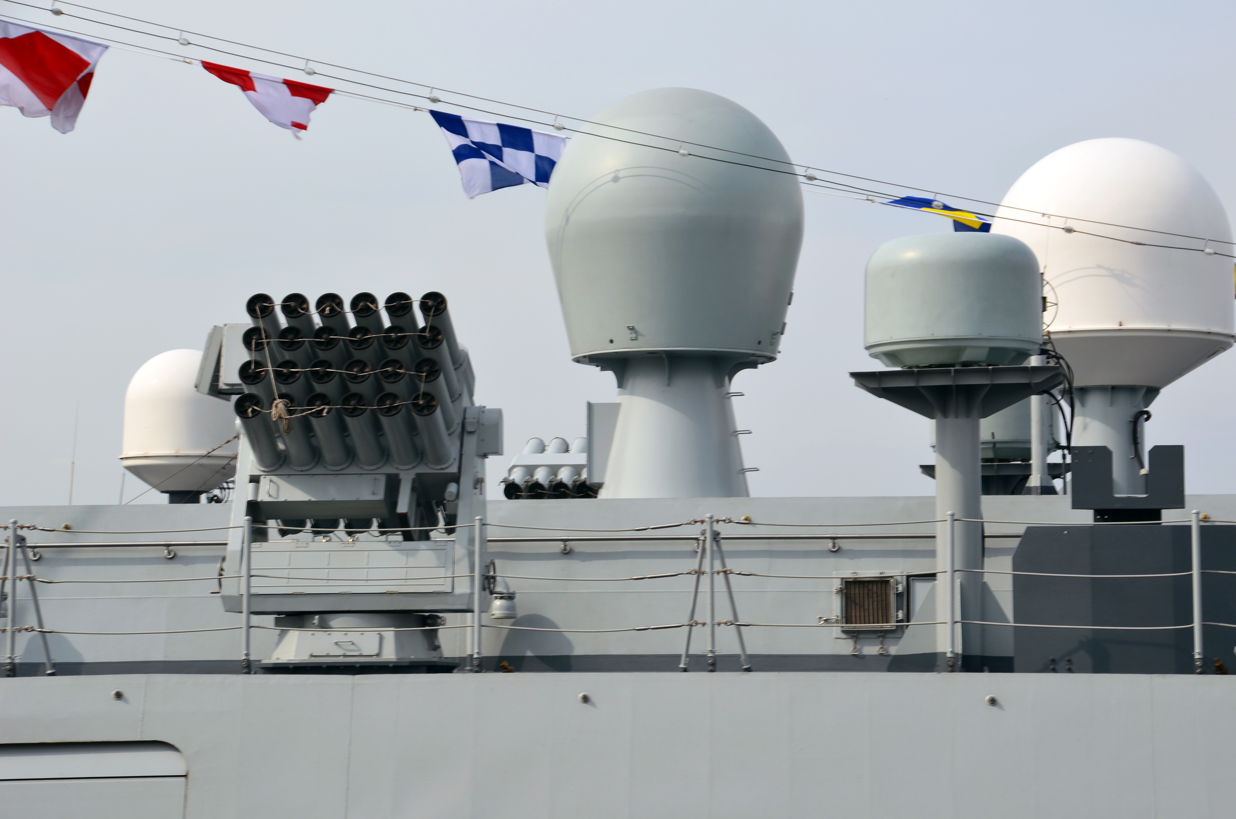 ▲24聯裝H/RJZ-726-4A型干擾發射裝置在該艦的左、右側各裝置乙座，圖中在干擾發射裝置後方有不同功能的雷達。