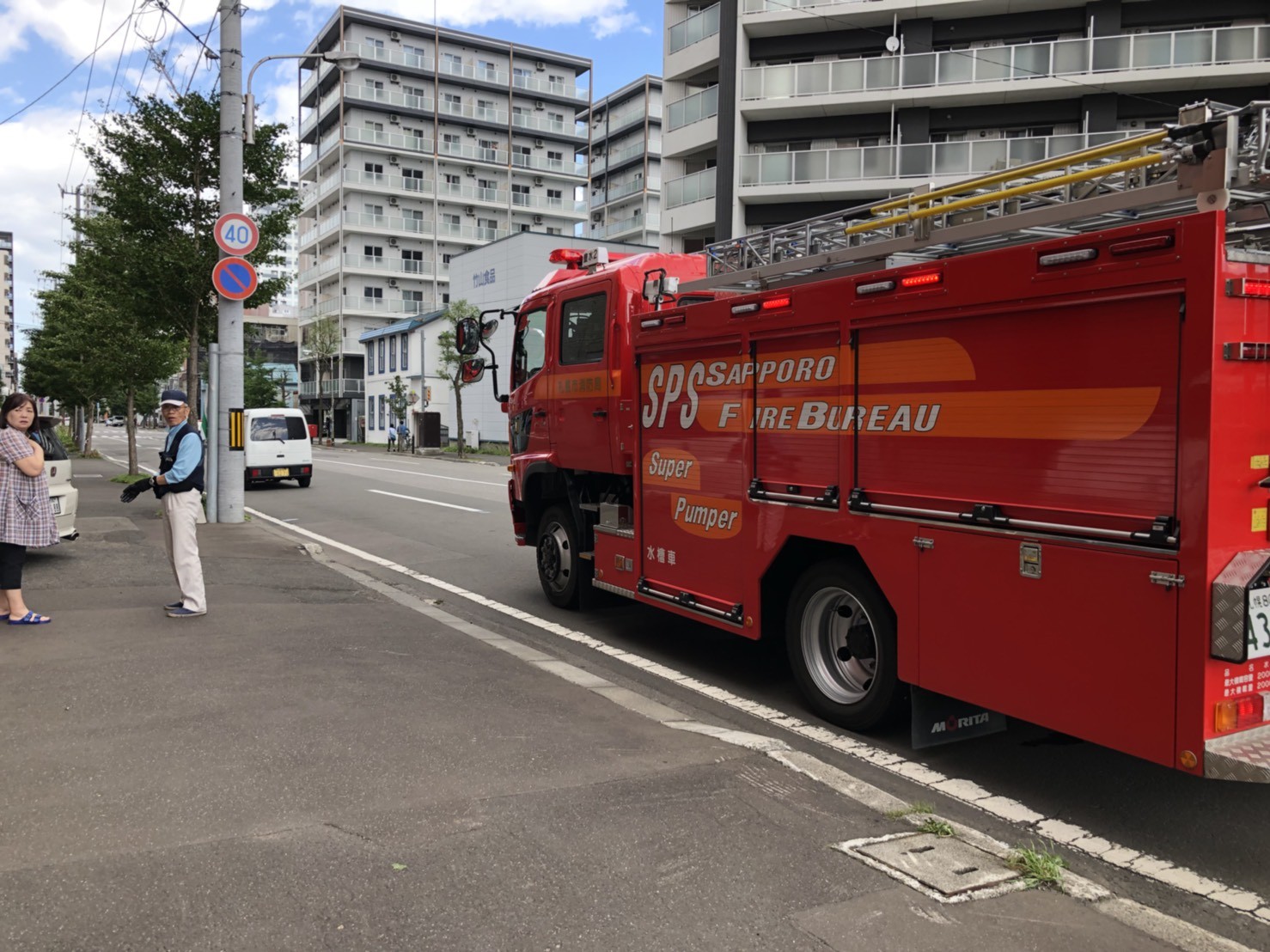 ▲札榥街上有不少救護車和消防車，他們在了解是否有民眾需要幫助。（圖／台灣旅客李太太提供，請勿隨意翻拍，以免侵權。）