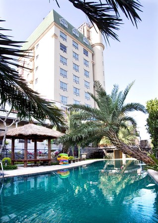 ▲▼礁溪麗翔酒店的葫蘆型泳池具有峇里島風情 。（圖／麗翔酒店）