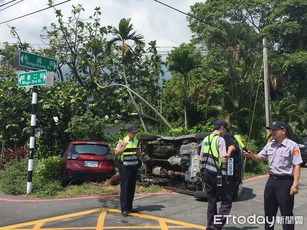 ▲一輛黑車廂型車遭紅色汽車攔腰撞上，黑色廂型車被撞翻，紅色汽車失控駛入草叢內，紅色轎車女駕駛受輕傷送醫。（圖／民眾提供，下同）