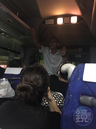 巴士上有負責人向中國旅客解釋疏散情況。（民眾提供）