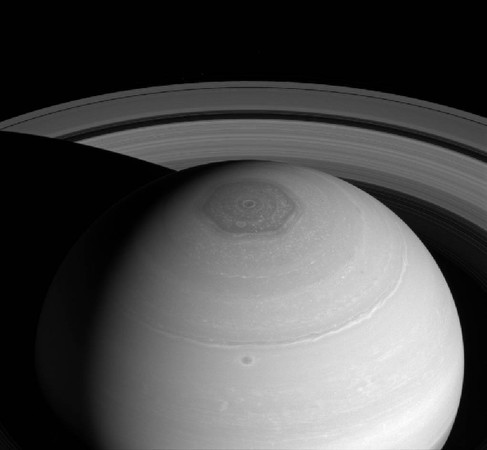 ▲▼土星北極著名的6邊形渦旋。（圖／翻攝自NASA）