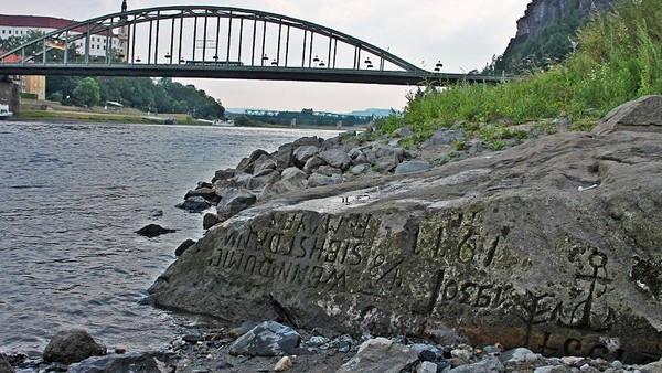 ▲▼河中浮現飢餓之石。（圖／翻攝自wikimedia／Norbert Kaiser）