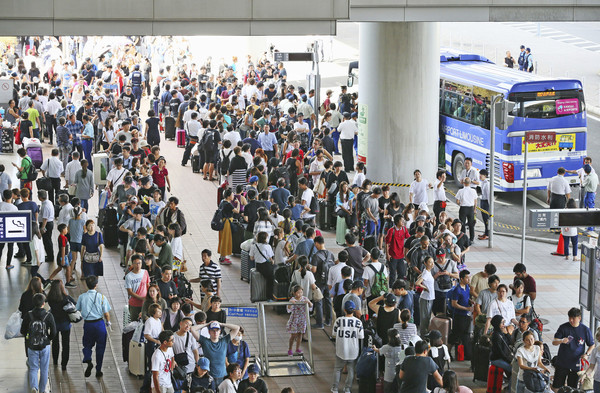 ▲▼關西機場疏運受困旅客。（圖／達志影像／美聯社）