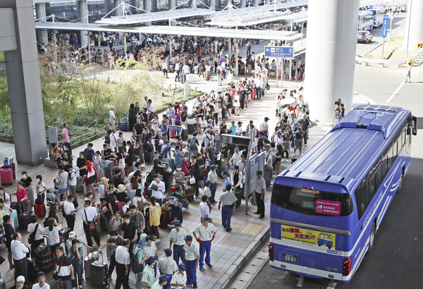 ▲▼關西機場疏運受困旅客。（圖／達志影像／美聯社）