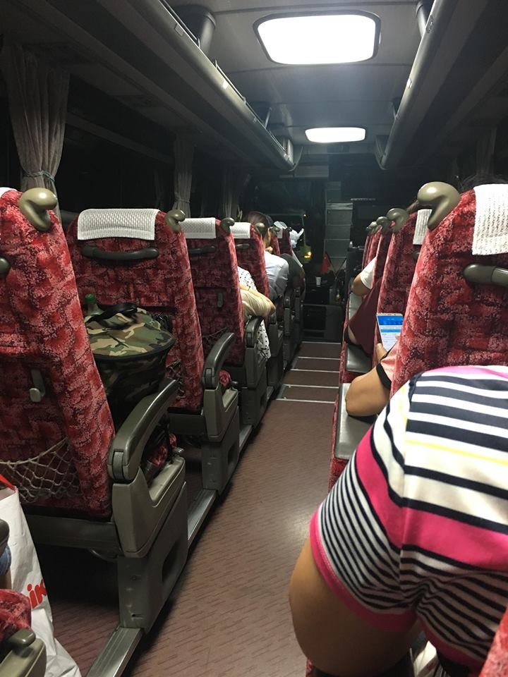 ▲▼受困台灣旅客搭陸專車。（圖／許姓網友提供）