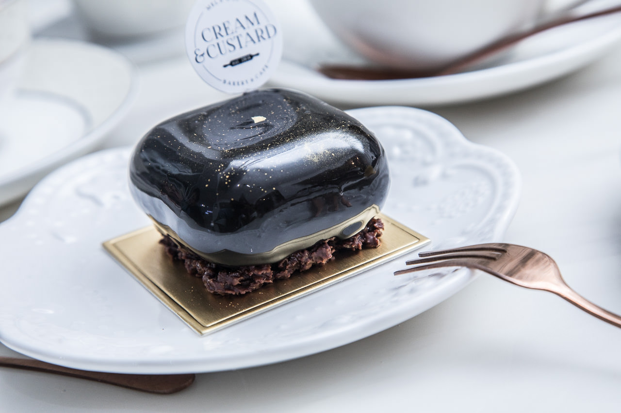 ▲▼Galaxy星彩是款巧克力鏡面蛋糕，底層是valrhona黑巧克力。