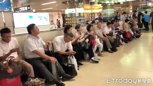 ▲民眾擠在札幌車站充電、等車。（圖／民眾李太太提供，請勿隨意翻拍，以免侵權。下同。）