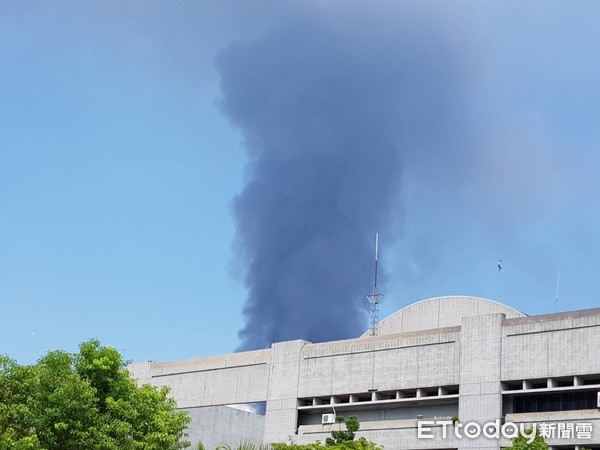 ▲屏東市知名床具工發生火警，廠區幾近全毀。        （圖／記者陳崑福攝、翻攝）