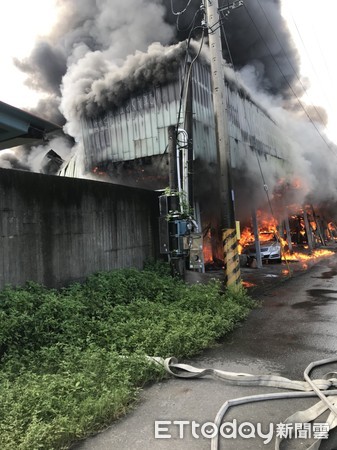 ▲屏東市知名床具工發生火警，廠區幾近全毀。        （圖／記者陳崑福攝、翻攝）