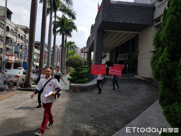 ▲恆春鎮長參選人鄭文龍按鈴控告競選連任的鎮長盧玉棟涉嫌變相賄選罪嫌，檢方已受理。             （圖／記者陳崑福攝）