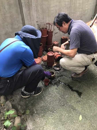 ▲▼彰化驚傳國中生登革熱群聚感染，7日上午衛生局會同環保局到校園內噴藥採樣。（圖／衛生局提供）