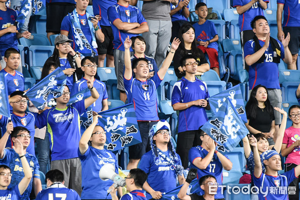 ▲中華男足友誼賽對馬來西亞，場邊球迷吶喊加油。（圖／記者林敬旻攝）