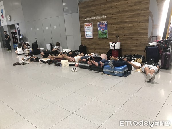 ▲遊客日前受困關西國際機場，席地而睡。（圖／賴姓民眾提供）