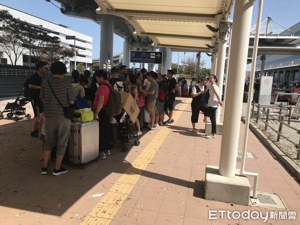 ▲大陸民眾排隊等待駐大阪總領事館協調來的巴士。（圖／賴姓民眾提供）