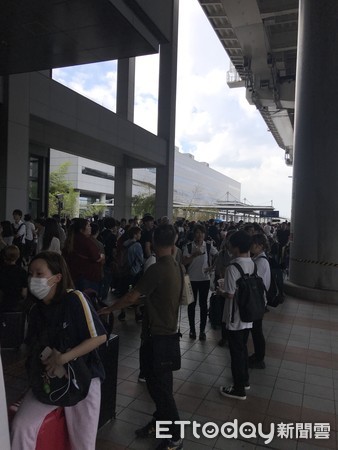 ▲旅客排隊等待巴士接送至大阪或新大阪等地。（圖／賴姓民眾提供）
