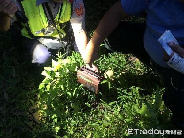 ▲楊姓慣竊帶員警前往產業道路上起出丟棄掉的錢包、證件等，同時歸還剩餘贓款2200元。（圖／新城分局提供，下同）